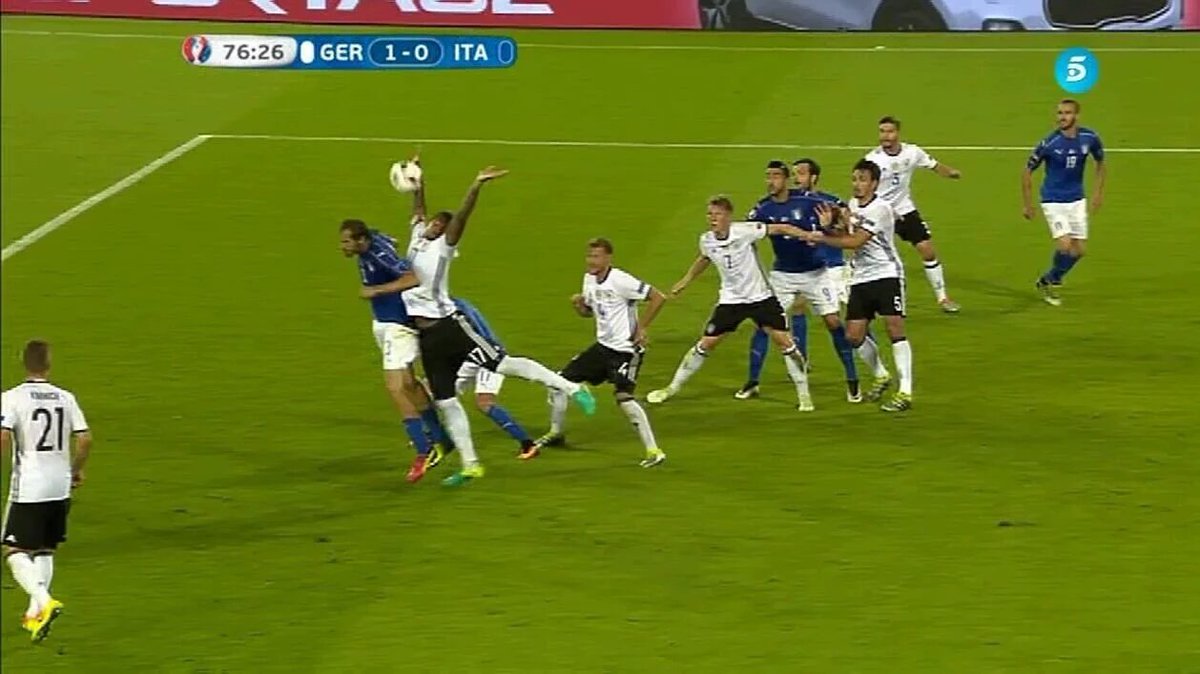 WieselerSeb's tweet photo. Hoch die Hände Wochenende! #GERITA #GER #EURO2016 #ViveLaMannschaft #Boateng #JederFuerJeden #putyourhandsup https://t.co/uHm0mMEGKk