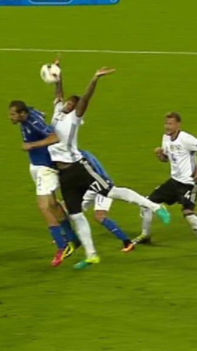 alb_k10's tweet photo. J'crois Boateng il c tromper de sport https://t.co/ZofIq6KO0a