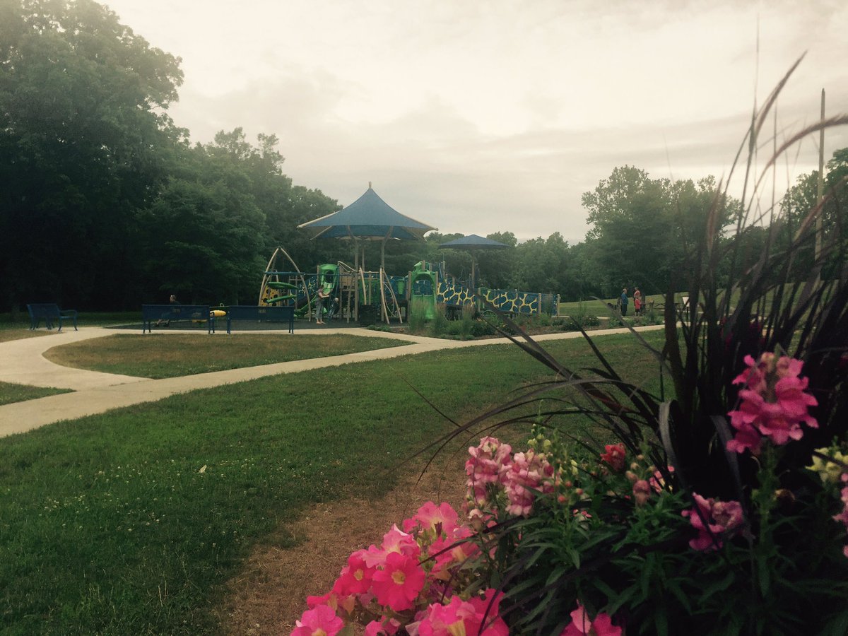 tourdesmoines's tweet photo. Des Moines' largest park, on the east side. #tourdmparks #EwingPark https://t.co/qDfZ90hXic
