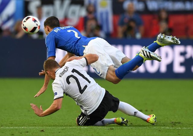 futboleross11's tweet photo. #EURO2016 . Comienzo del segundo tiempo de la prorroga. Persiste el empate. 
#ITA 1️⃣  #GER1️⃣ 🔥 https://t.co/qbSdwyrN2B