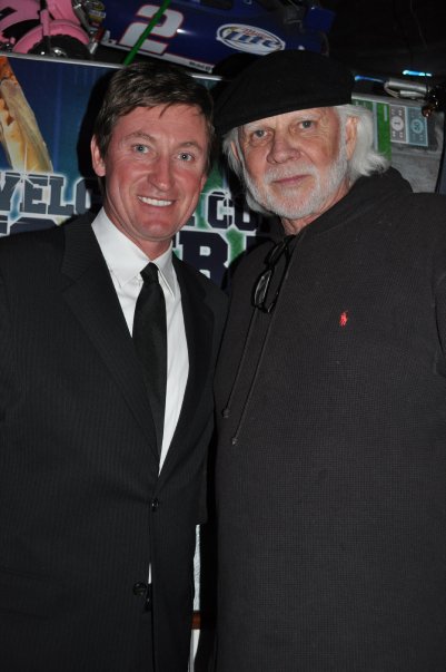 StablerLegacy's tweet photo. The day "The Great One," Wayne Gretzky, posed for a photo with The Greatest One.#RaiderNation #keepingthesnakealive https://t.co/3Be5KQJiaT