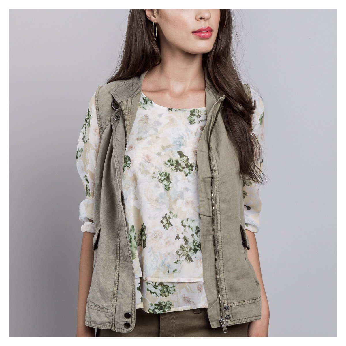 Mill_No_3's tweet photo. Who says you canโt layer during the summer? Pair a linen vest with a silk blouse for a breezy layered look. #millno3 https://t.co/FzE1oNfNYP