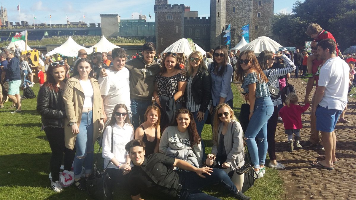 Cyf_Cymraeg's tweet photo. Diwrnod wych gyda blwyddyn 10 yn #Tafwyl #urdd https://t.co/eFmvexovFV