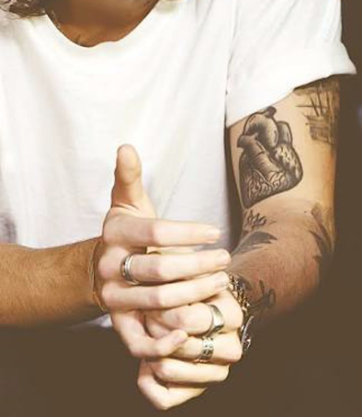 larryfatal's tweet photo. 🌸 as mãos do harry são um porno 🌸 https://t.co/hP0zBmCM2g