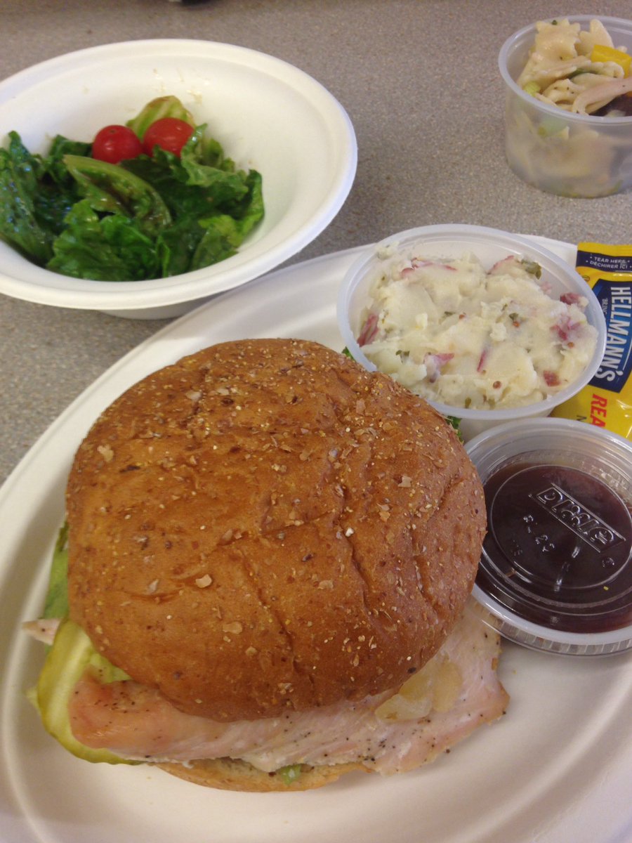 MikeCindyCabral's tweet photo. @Shilohiowa @ShilohShow lunch 2day: chicken sando w/grilled onion, lettuce, pickles, undressed, BBQ sauce/mayo side! https://t.co/REZngJa8sX
