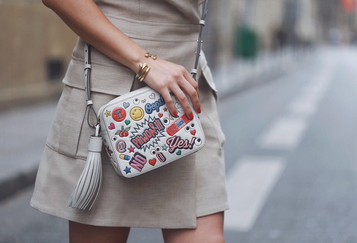 GVGranVia's tweet photo. @cassandradelav usando ALL OVER STICKERS CROSS-BODY bag en París #gvgranvia #trendwalker #gvenparis #anyahindmarch https://t.co/ozdAD7hbjA