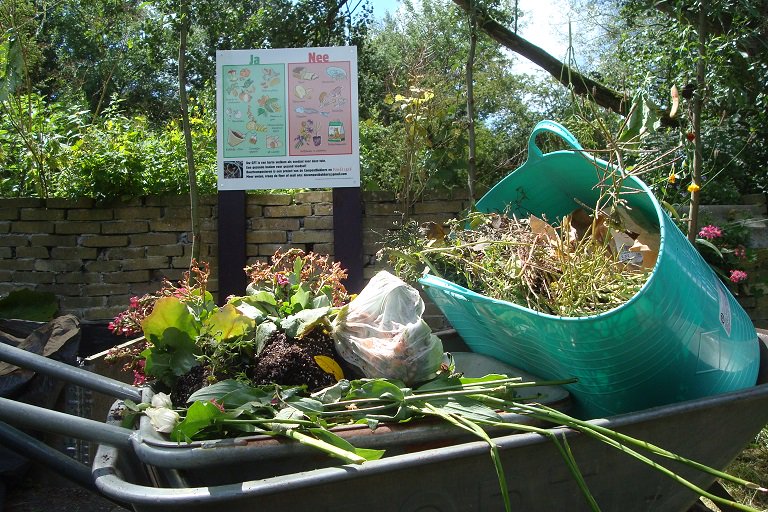 Wethouder @floorkistlv van Leidschendam-Voorburg onthult infobord #buurtcomposteren bij @Rusthout. <a href="/VerenigingGDO/">Vereniging GDO</a>