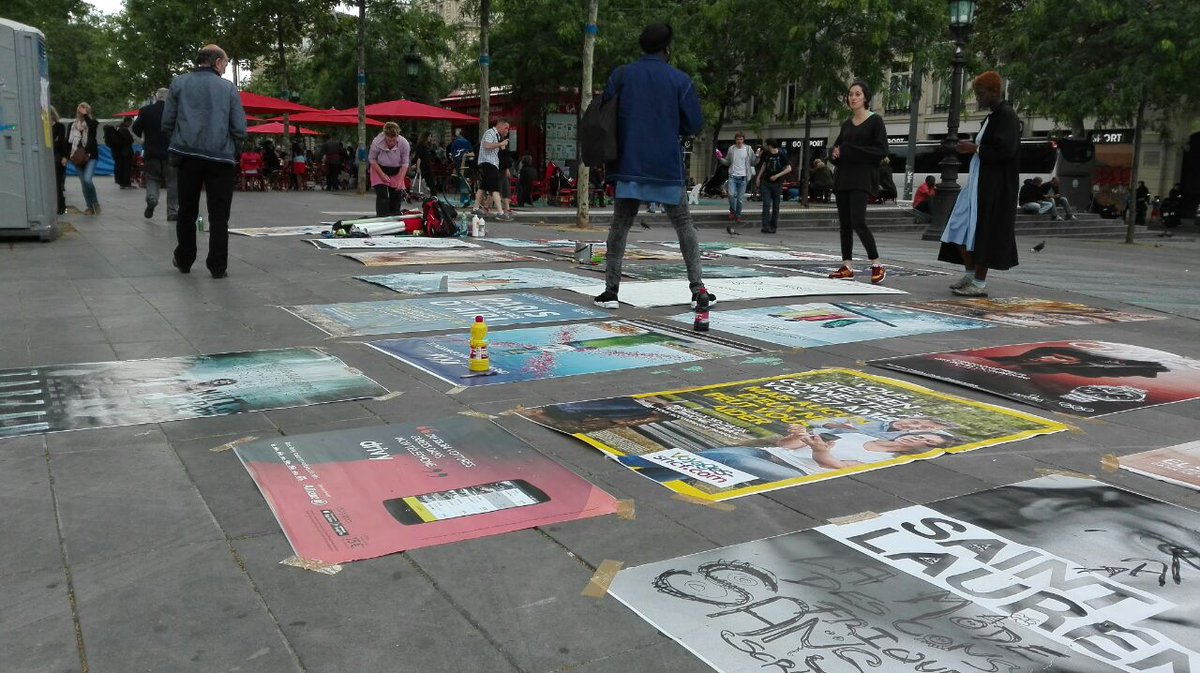 nuitdeboutparis's tweet photo. La com. AntiPub est en plein atelier !
#NuitDebout https://t.co/Yno4qgaQDn