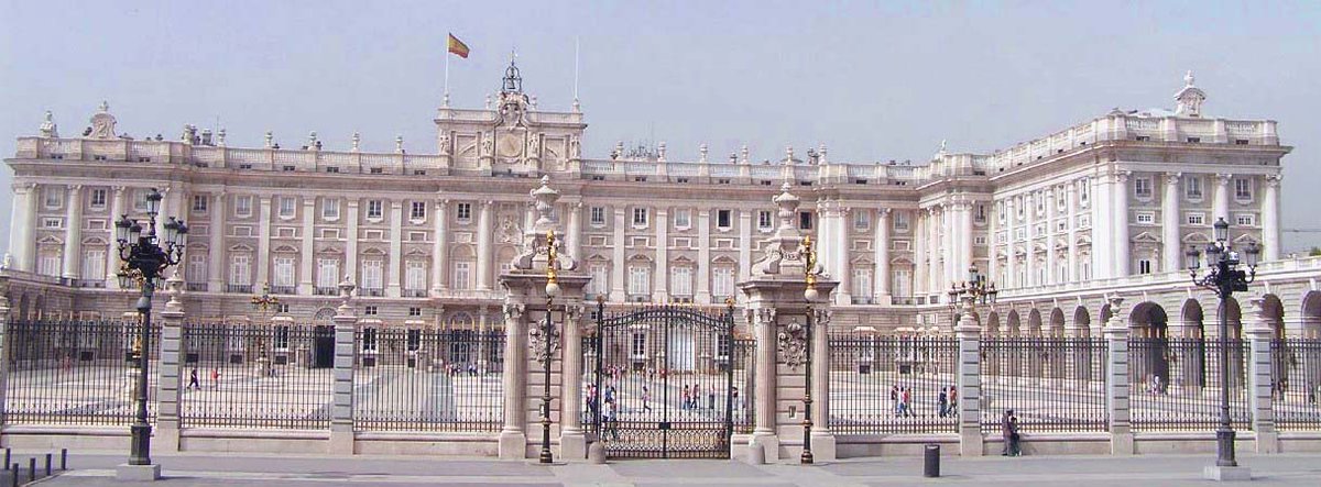 ¿Sabías que el Palacio Real cuenta con una superficie de 50.000 metros cuadrados? #madrid