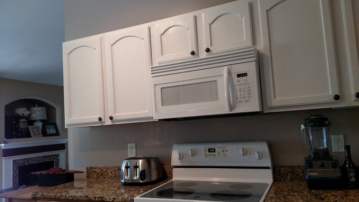 zern_roski's tweet photo. Fun@home Project #1 - almost done. Before and after #goodbyegreen #hellobrightandairy #iwatchtoomuchfixerupper https://t.co/rau73c58MB