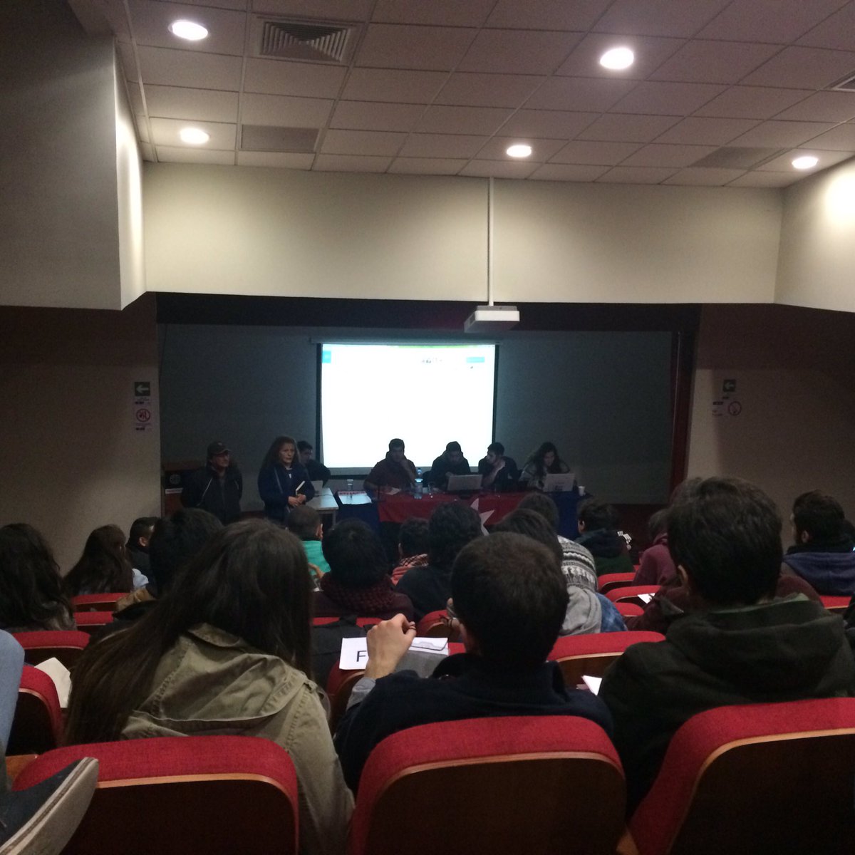 Pa_medina11's tweet photo. En estos momentos sindicato d trab de la @usach presentando sus demandas ante precaria condición laboral en @Confech https://t.co/22i8JfbS9H