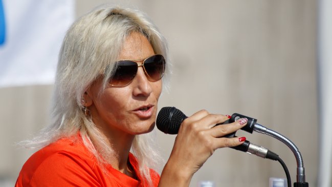 Cooperativa's tweet photo. La desgarradora historia de Erika Olivera: Fue víctima de los abusos de su padrastro https://t.co/SEdIICJnaj https://t.co/XIcgVpwm8D