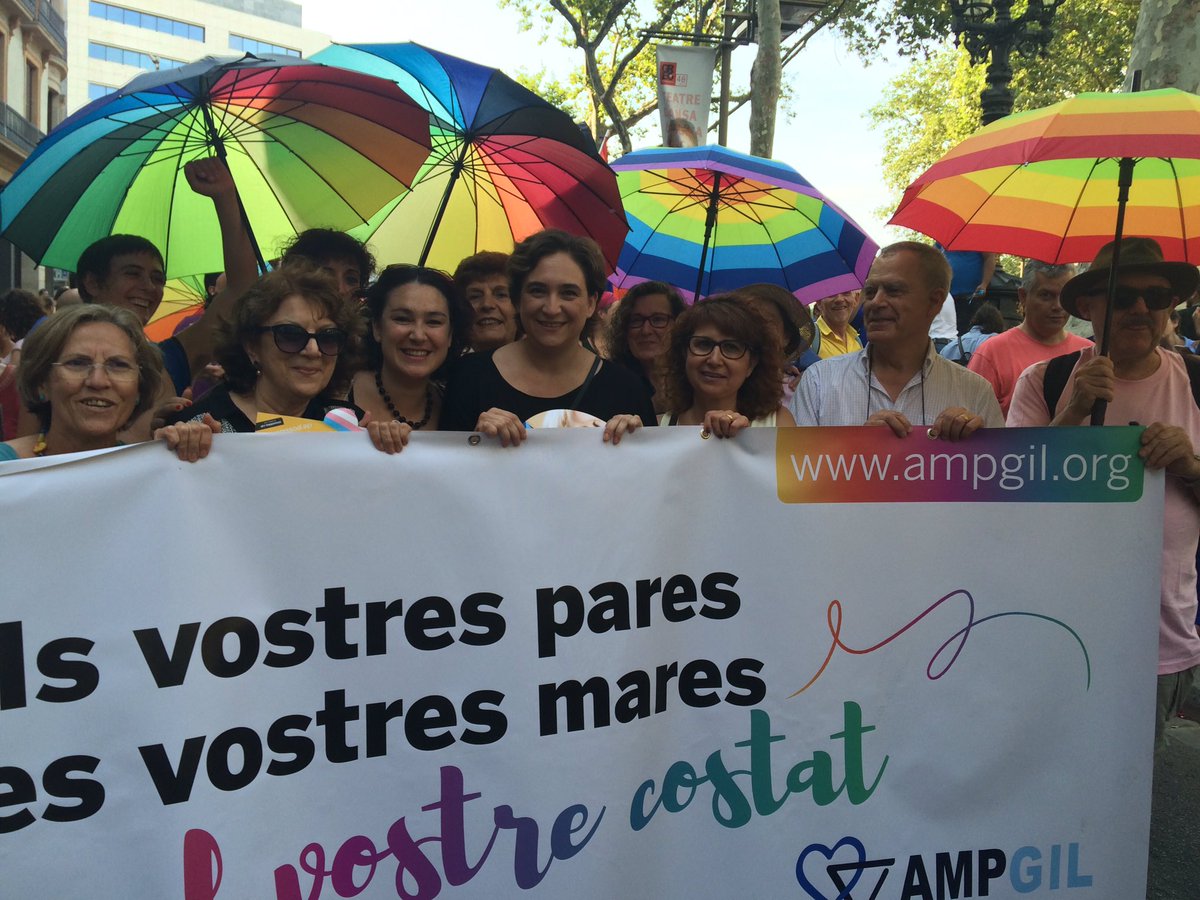 ampgilCat's tweet photo. L'alcaldessa @AdaColau i la regidora @L_Makeba donant suport als pares i mares de @ampgilCat https://t.co/fhp27OQizD