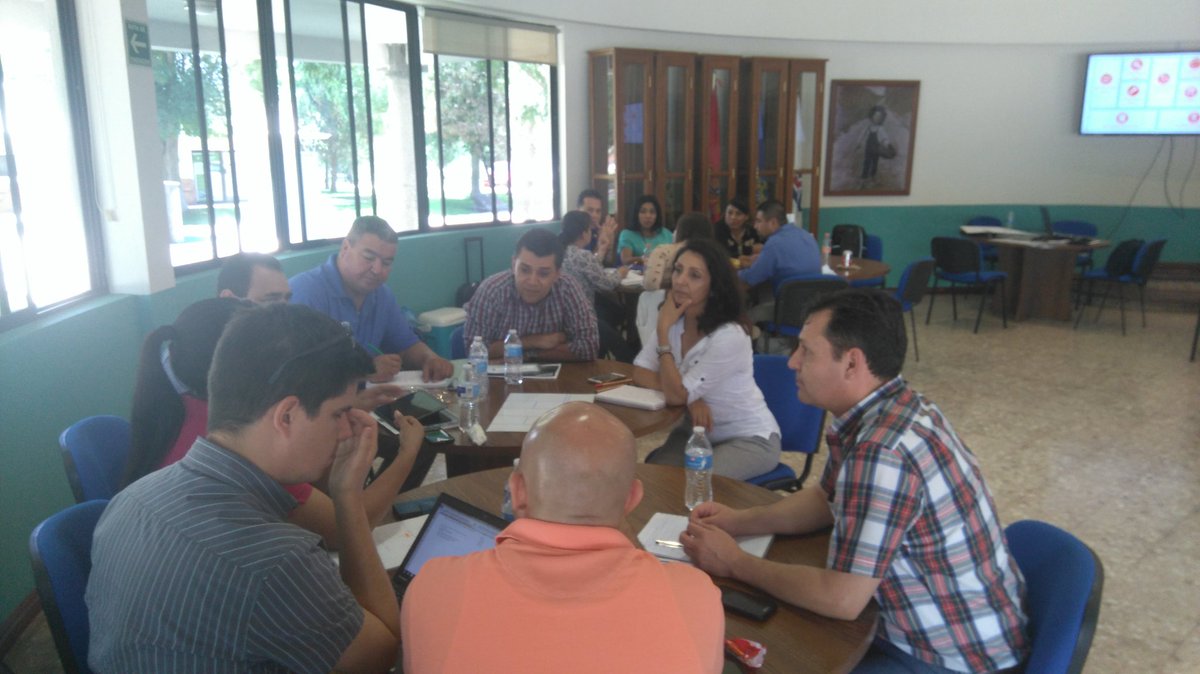 lalopbar's tweet photo. Trabajo en equipo #Brainstorming modelo #canvas #BussinesModel Maestría en #innovación Organizacional #SoyMeridiano https://t.co/1k9hs5HGt2