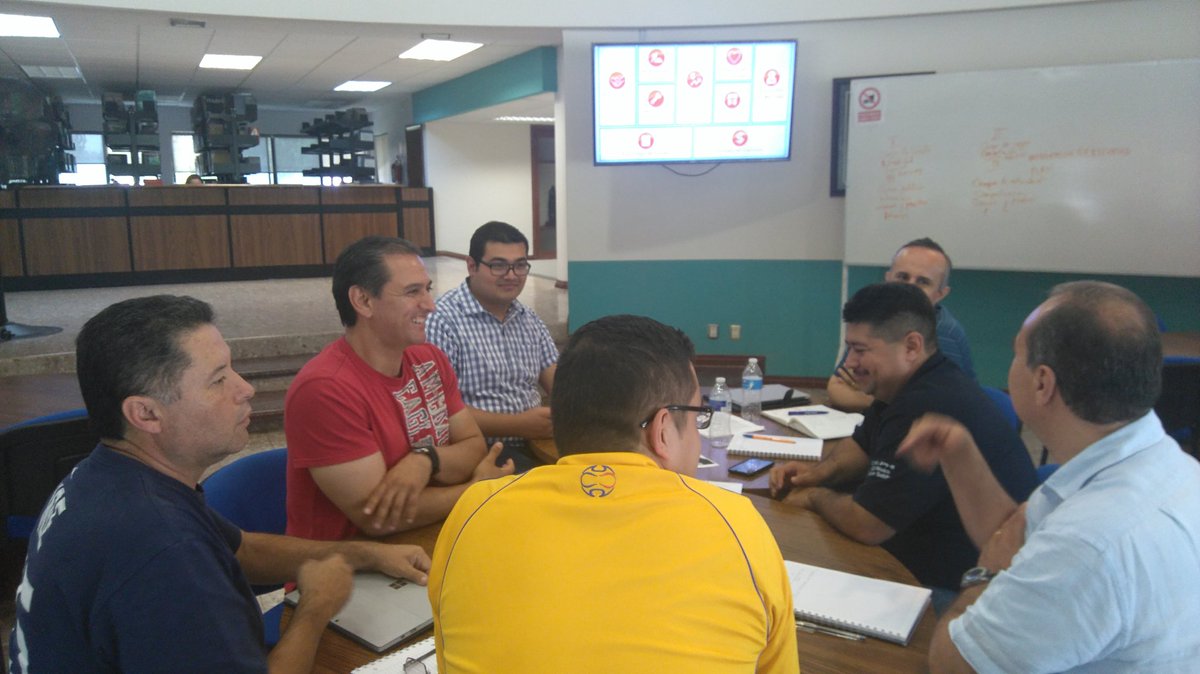 lalopbar's tweet photo. Trabajo en equipo #Brainstorming modelo #canvas #BussinesModel Maestría en #innovación Organizacional #SoyMeridiano https://t.co/1k9hs5HGt2