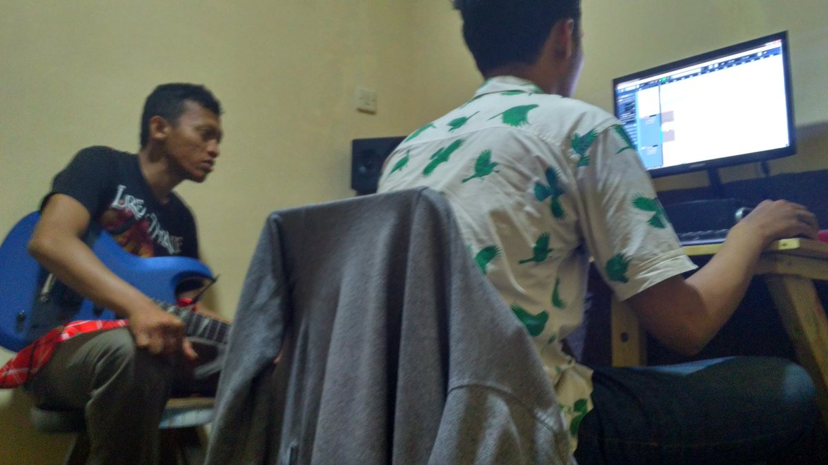 Ini polisi bukan nya ngamanin arus mudik malah recording. Alias hajar David awkwkwkwlqkk