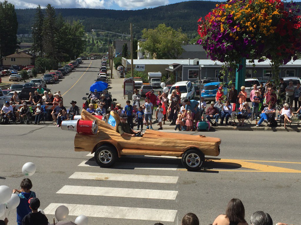 LeanneMacnair's tweet photo. So awesome to see @PioneerLogHomes @AndreChevigny #stampedefun #parade https://t.co/ORlbnj8Qb1