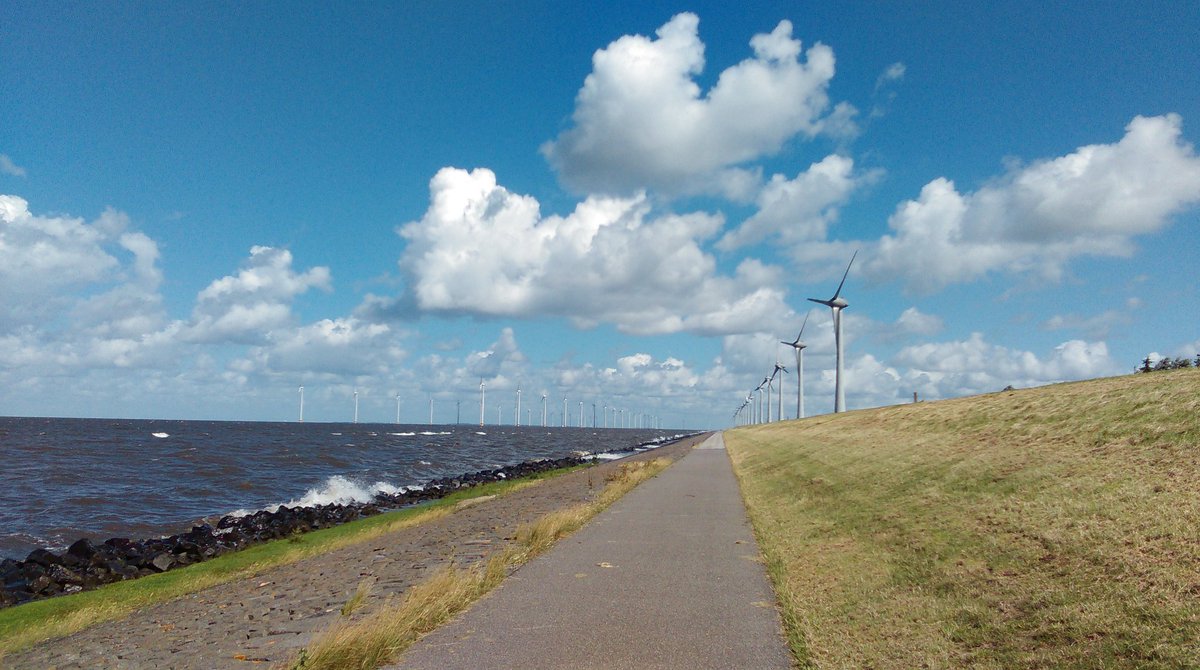 pieterroskam's tweet photo. Genieten langs het water van morgen. #hardlopen #windinderug https://t.co/XILrJx1H4u