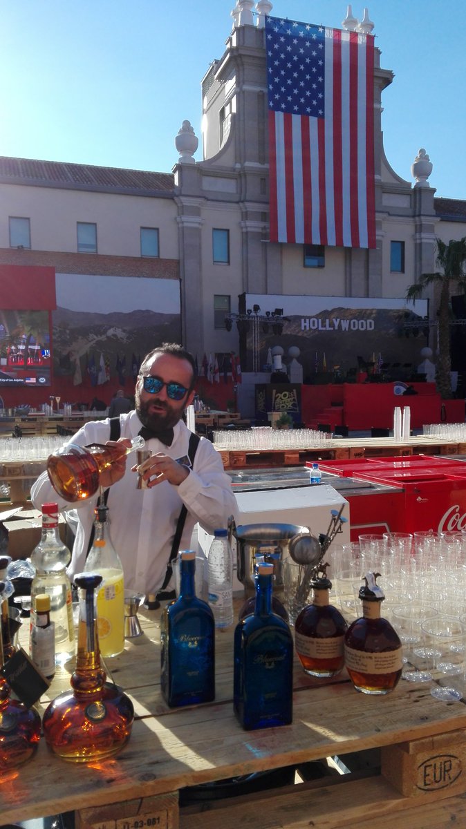 BitterMadrid's tweet photo. @USembassyMadrid #Fiesta4dejulioUSA  colaborando en la fiesta del cuatro de julio todo un honor https://t.co/8O5LaiISli
