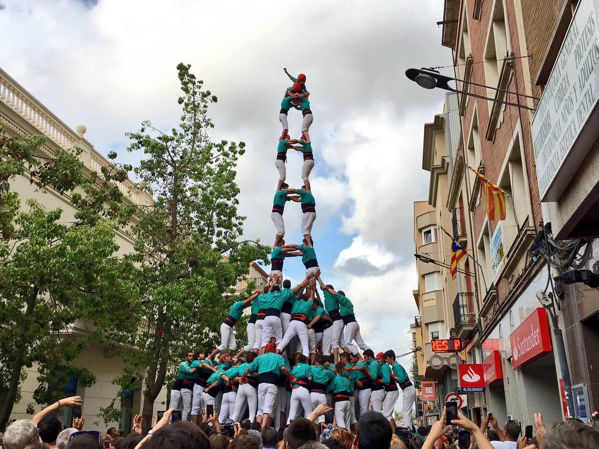puretes's tweet photo. Conquerint noves plaçes al Penedès @Verds #castellers https://t.co/sXzpE0hYdv