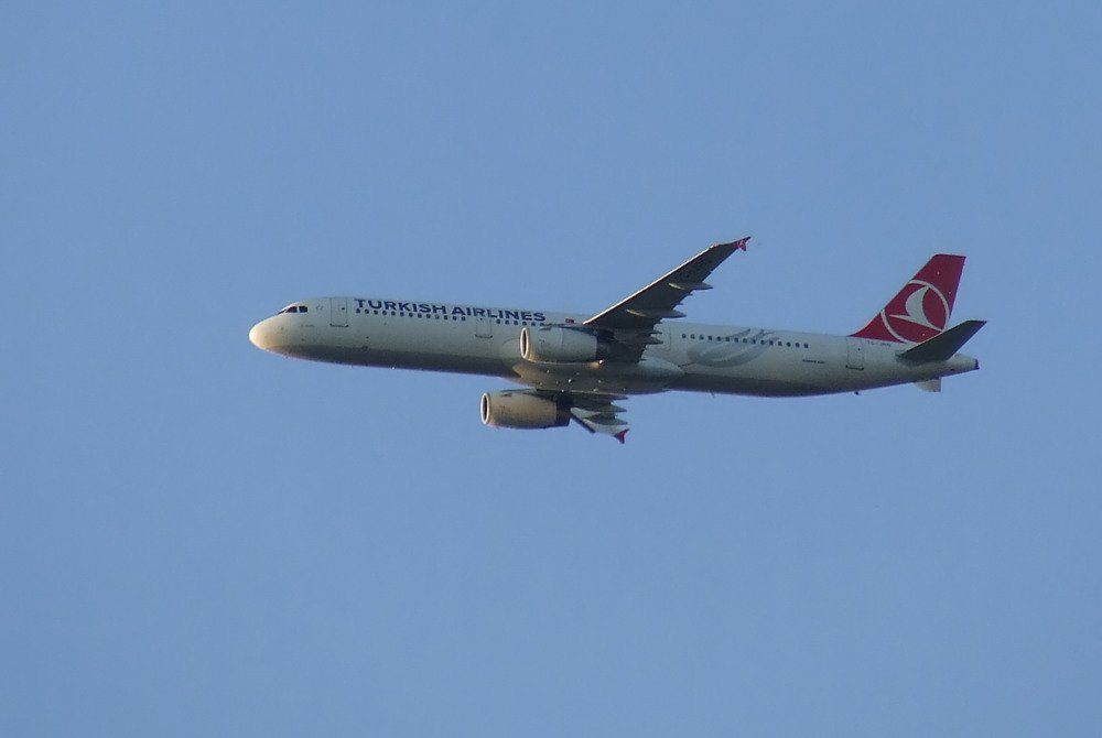 A3803's tweet photo. Die Nase in der Sonne … #TK1727 #ISTTXL #TCJRO #A321 https://t.co/pB7abvx7oy