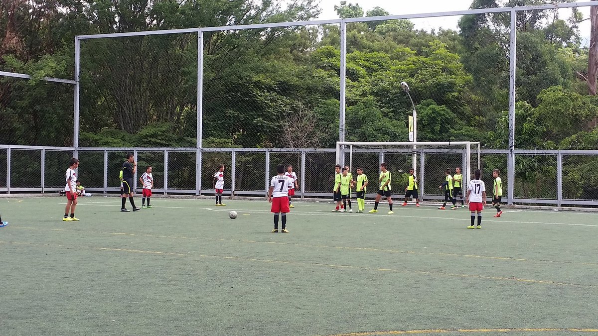 INDERMEDELLIN's tweet photo. Fin de semana de deportes con la fecha 11 de la fase comunal de #JDCM en las comunas y corregimientos de Medellín. https://t.co/SgjoEUqxyy