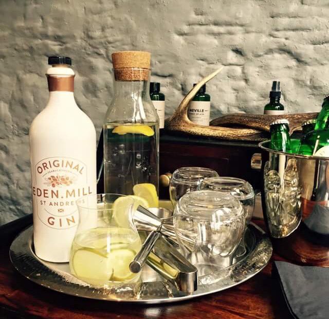 jamiemcraig's tweet photo. G&amp;T while you get a 5 star hair cut &amp; shave? Yes please! @Spoiled_Hair #OnlyTheBest #StAndrews #Hair #Gin #Saturday https://t.co/QjIvaZ9Qz2