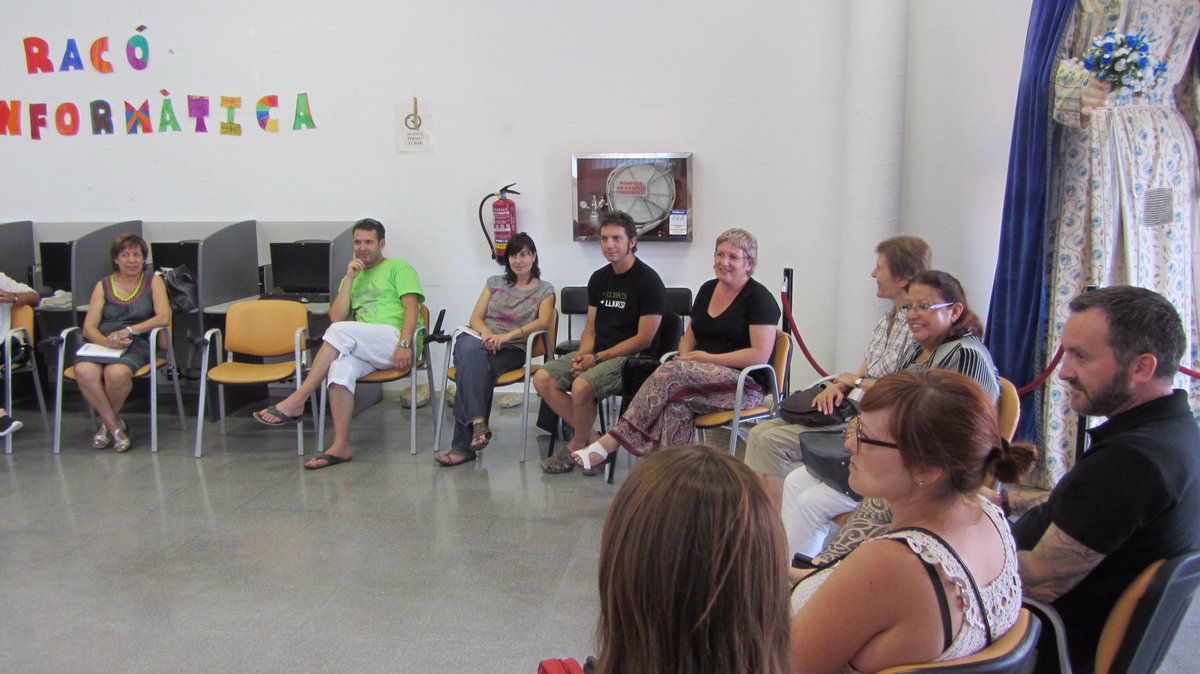 Laura_TejadaM's tweet photo. Ahir club de lectura #santmartísarroca.Un munt de lectors vam parlar de la Clara i laDolors #uncopmorta Un plaer :) https://t.co/uFd62lfrkv