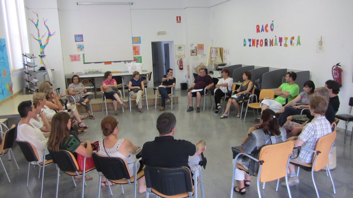 Laura_TejadaM's tweet photo. Ahir club de lectura #santmartísarroca.Un munt de lectors vam parlar de la Clara i laDolors #uncopmorta Un plaer :) https://t.co/uFd62lfrkv