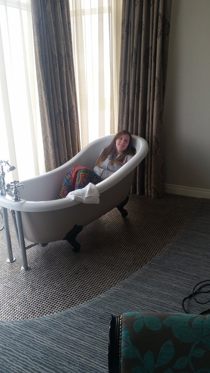 queevdabeev's tweet photo. @ArmadaHotel settling into life in Spanish Point #wheresthebubbles #loveclare #seascape #roomwithaview https://t.co/5czFUPCLNj