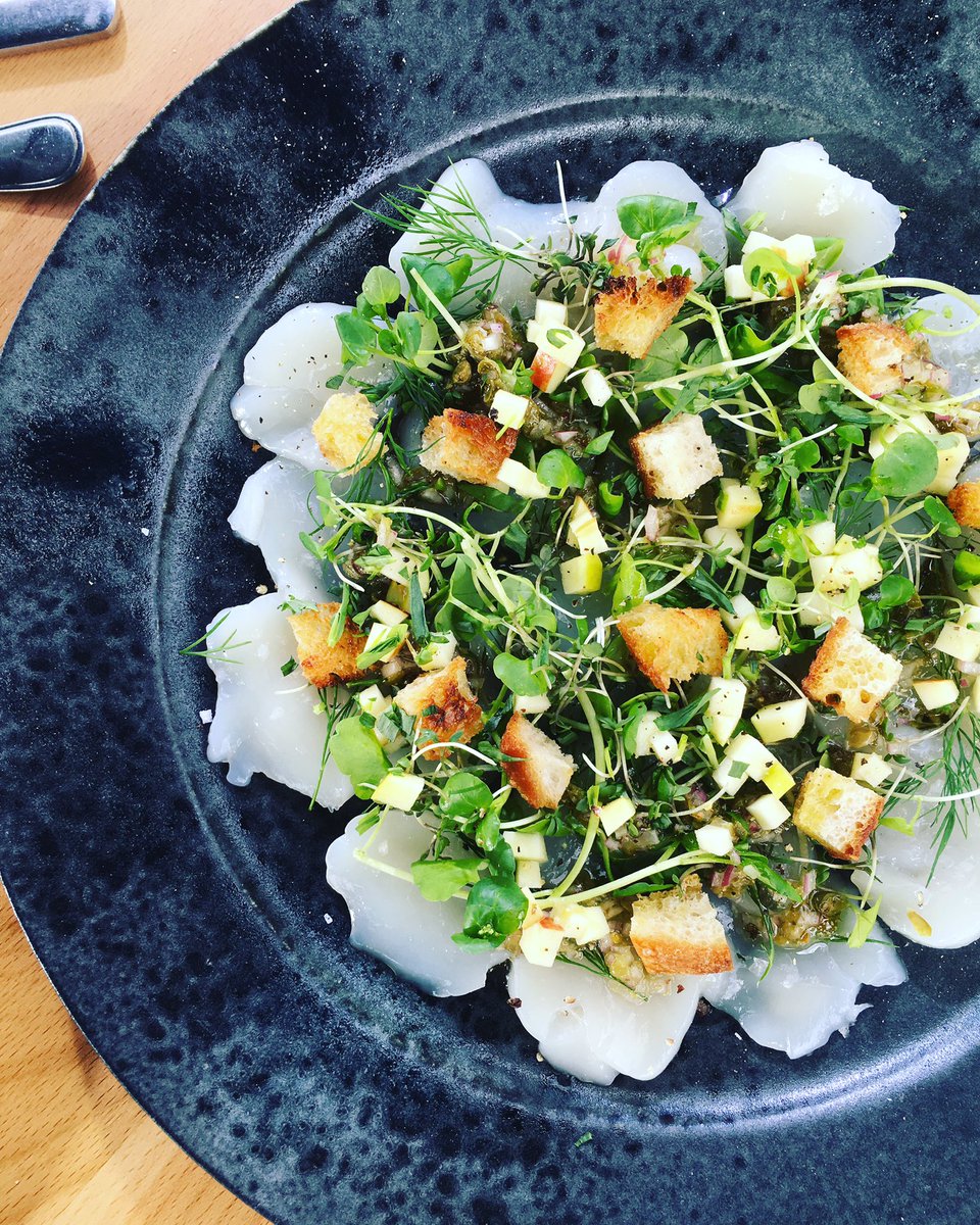 dailystews's tweet photo. Scallops crudo with caper vinaigrette, tangy apple and herb salad #tdf #tv2paatour https://t.co/6ywr2roEul https://t.co/n2Jfbvp5Mr