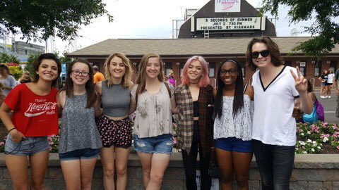 HeyVioIetEU's tweet photo. @HeyViolet with @hersheyparkSLFL!! (via @hersheyparkSLFL) #HVunplugged #SLFLHershey -maya 💜 https://t.co/el5KxmQx6r