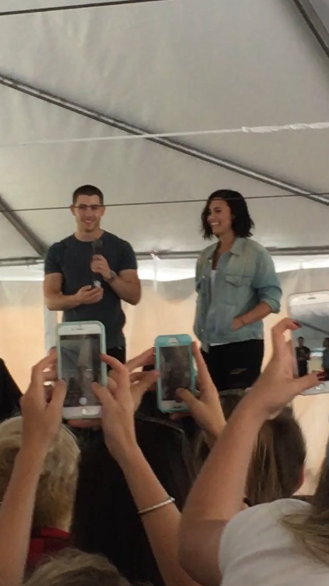 1989SwiftSongs's tweet photo. @ddlovato and @nickjonas and the #SimonsVIP event! #loveYouBoth #FutureNow https://t.co/BiTsMlqtwR