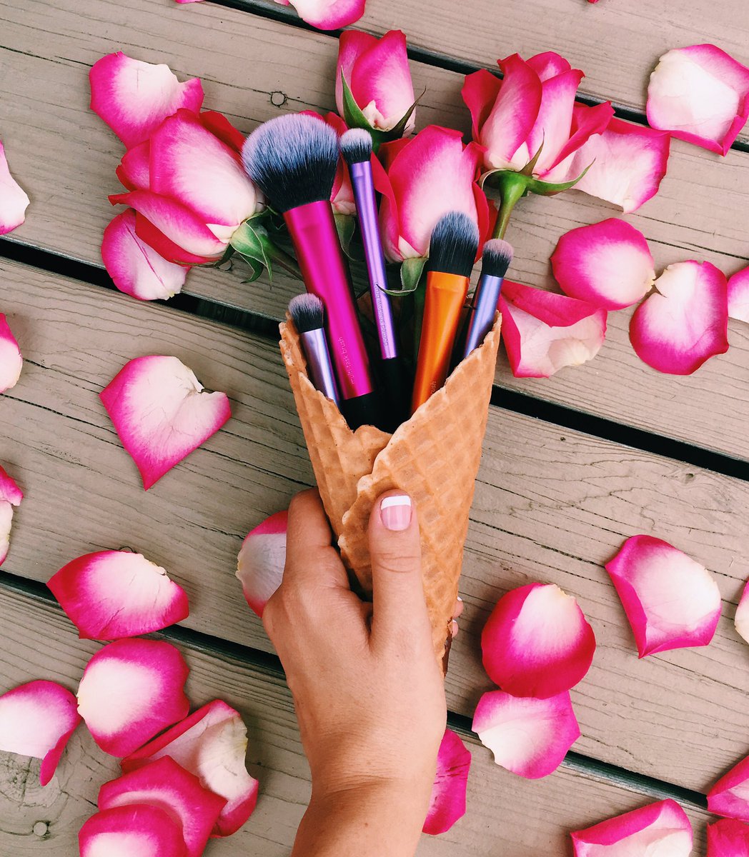 BaileyMoses's tweet photo. 3 of my favorite things: 🍦, 🌹 & 💋💄#RealTechniquesBrushes #MyMakeUpShakeUp #RealTechniques #MissAR2016 https://t.co/XGoHq00OHt