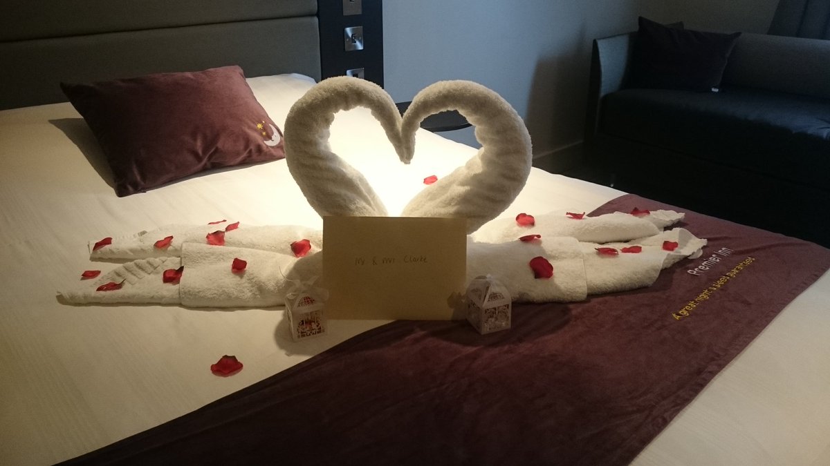 #placemadebyyou #leiccentralA50 #premierinn lovely set up by HK for wedding couple x