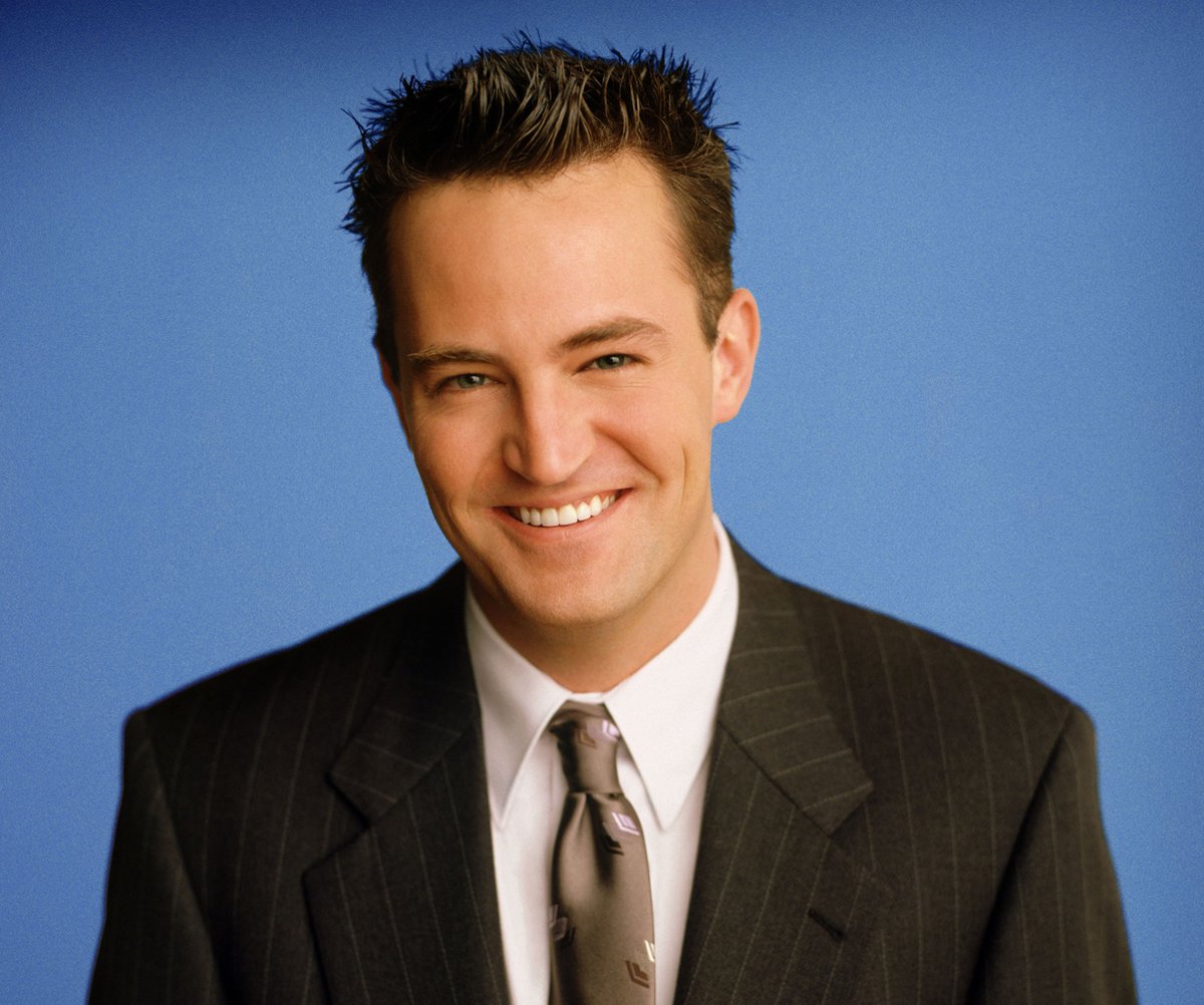 DiverCityMx's tweet photo. #GQFriends Cómo vestíamos en los 90, según Chandler Bing https://t.co/I1LxgSTP1i Vía GQSpain https://t.co/SAVvlFtNHH