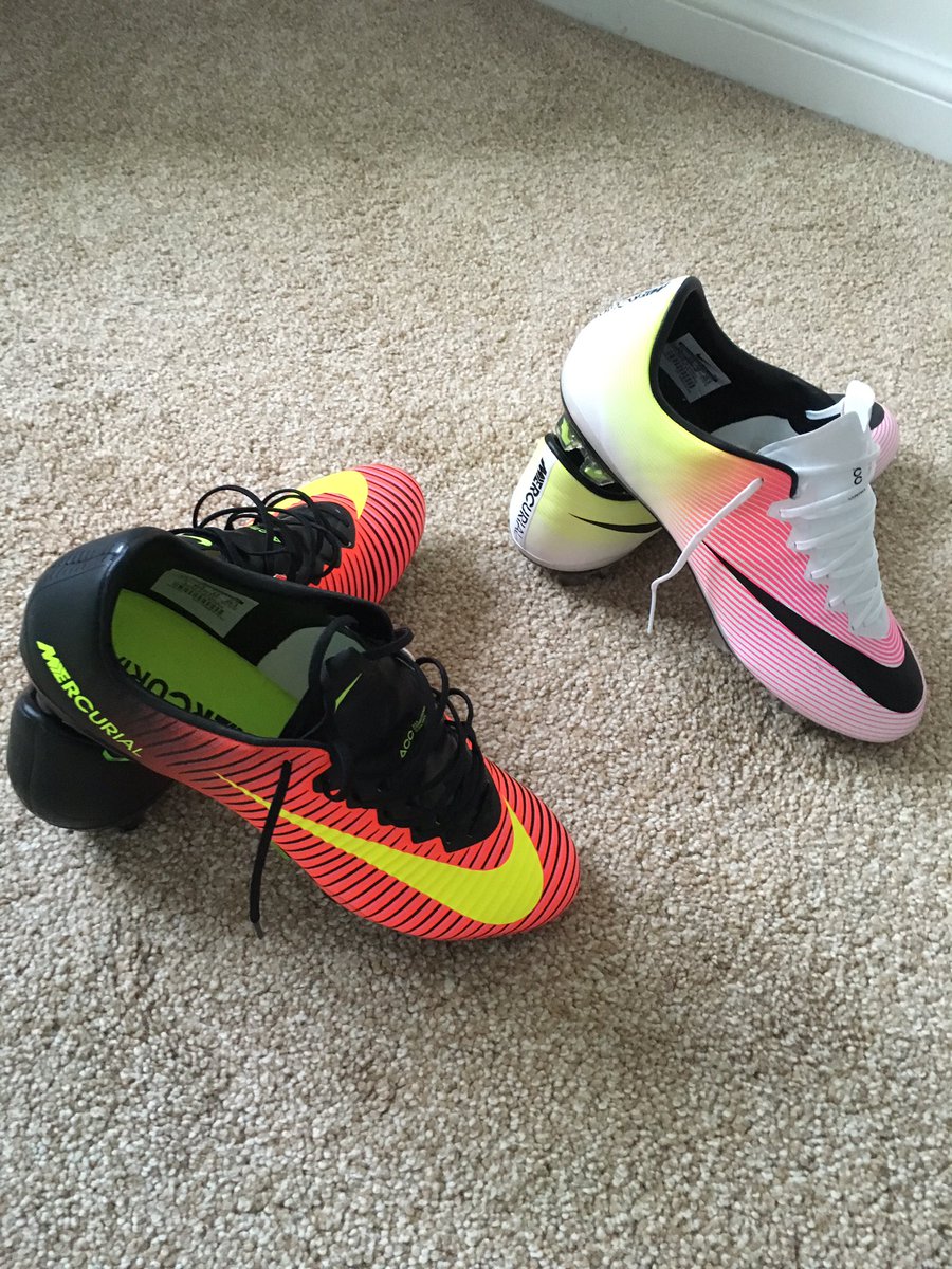 Big thanks to @NikeUK <a href="/nikefootball/">Nike Football</a> <a href="/lorenzogmoretti/">Lorenzo moretti</a> and @jonnyhayes7  for the boots! 😁