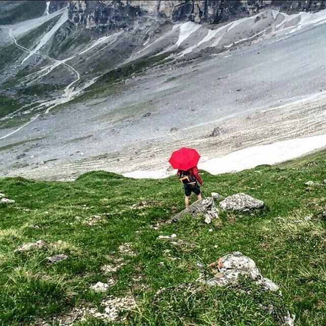 I’m walking in the mountains with my girlfriend. #tribulaun #wipptal #lovetirol #alps #umbrella 📷<a href="/carmesine/">Carmesine</a> ✨ (hier…
