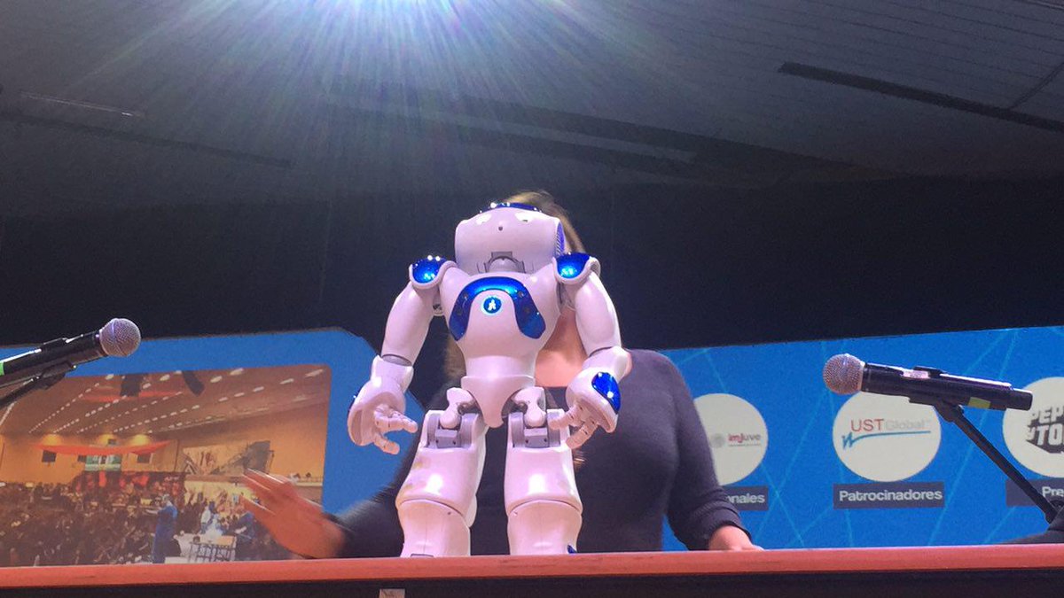 Campuspartymx's tweet image. Con #Frida se quiere mejor la relación entre personas y máquinas @Ziurdivad #FeelTheFuture #CPMX7