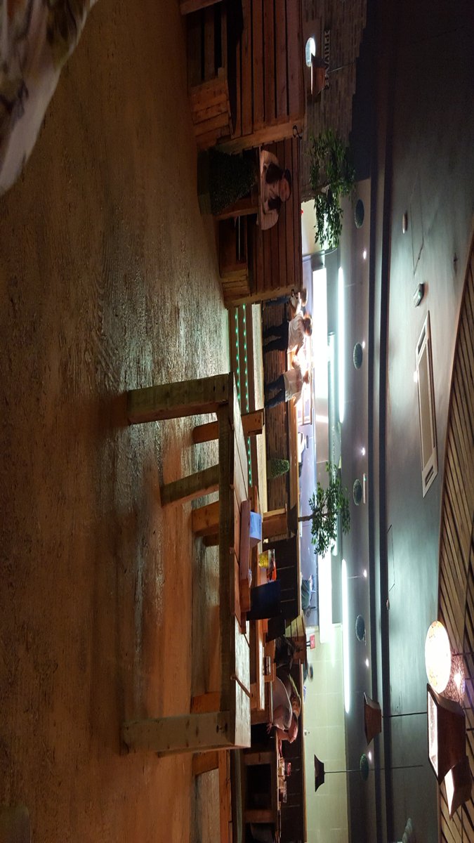 aarokath's tweet photo. My food has been sat on the bar for nearly 10 mins. Tempted to get it myself. #poor service @HudsonSmokehs https://t.co/1jWCWaXmtR
