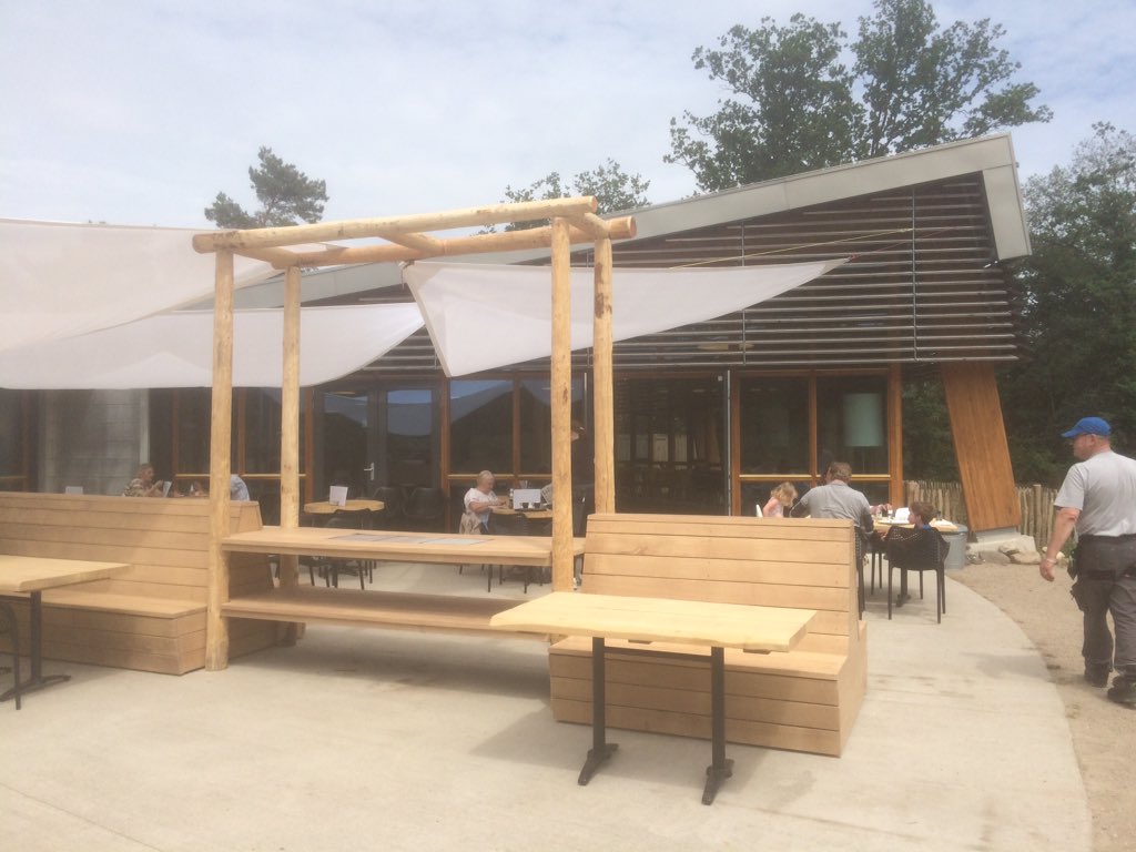 GMarkvoort's tweet photo. Duurzame #eikentafels bij Buitengewoon lekker Nijverdal Multifunctioneel meubel met #bbq https://t.co/D1Hm6G5oCj https://t.co/af9YQ4hB1I