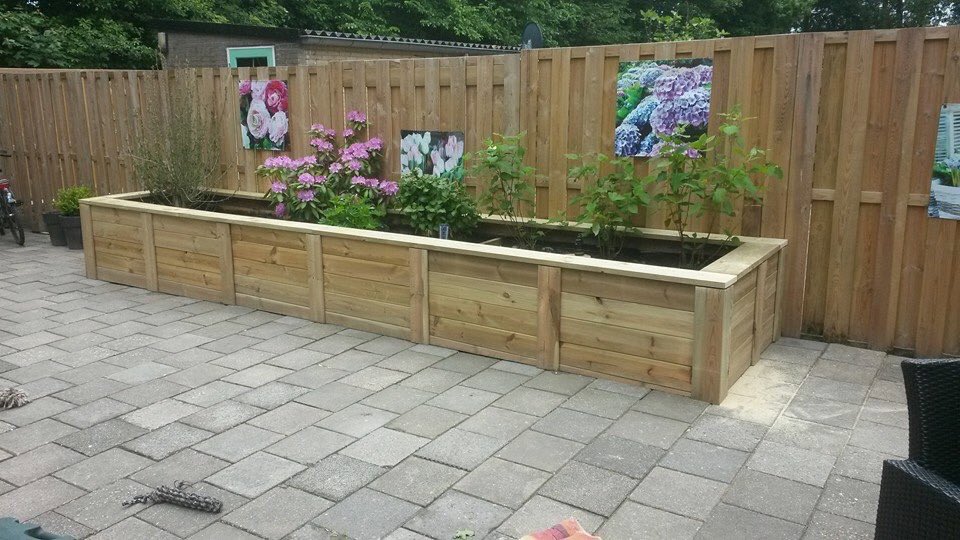 Nog een creatie van een klant, prachtige bloemenbak met hout van loras.nl
