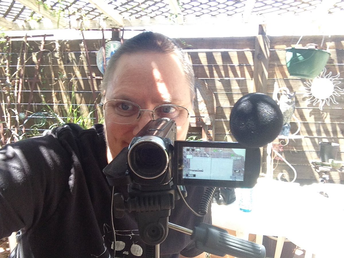 artisticnomads's tweet photo. Behind the scenes #shootingvideo #filmingselfie #RadicallyReducing https://t.co/RJTOwyDpMT