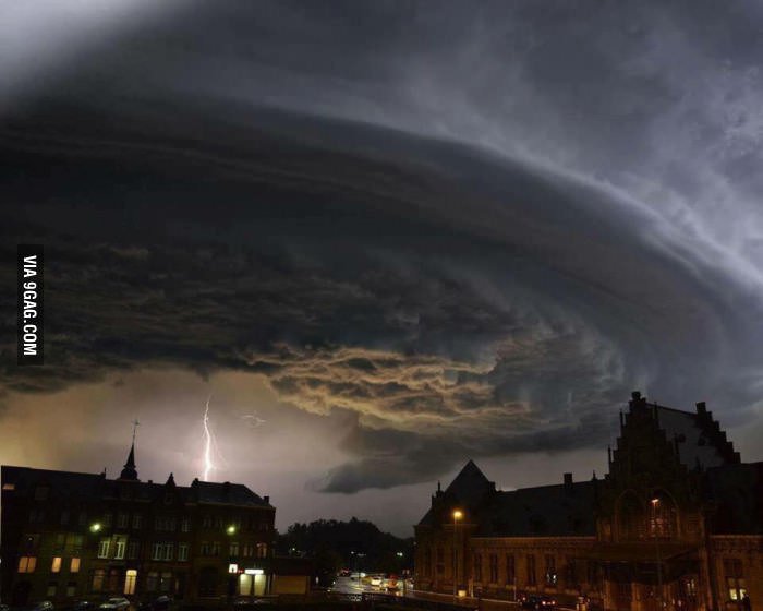 9GAG's tweet image. So it looks like someone is trying to summon dark forces in Belgium...
9gag.com/gag/a6Qy2OR?re…