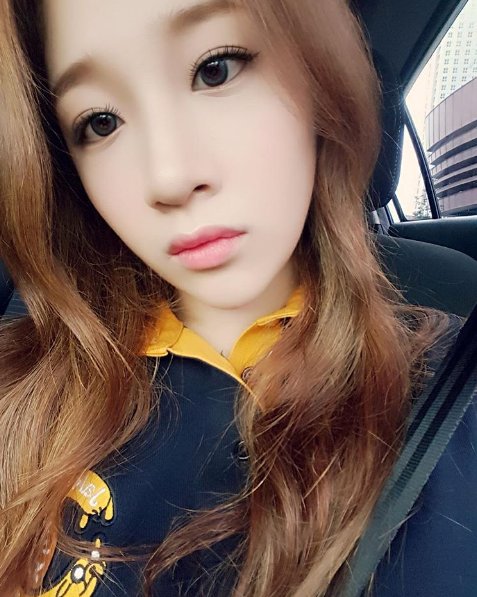 Euna Kim Instagram Update
Caption: #makeupapp
#ponyeffect 
#happysunday