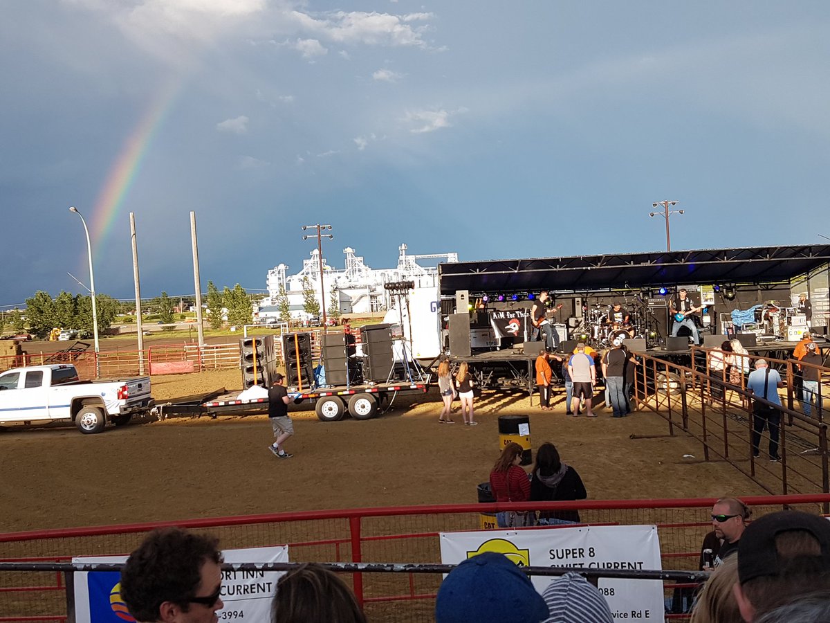 tammy1wanner7's tweet image. @aimfortheo playing #frontierdays under a rainbow! #stormsover