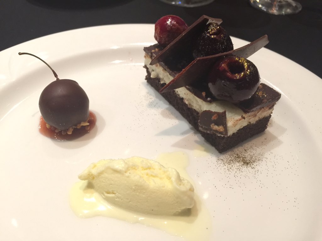 100milemark's tweet image. Amazing meal tonight by Executive Chef @chefcooledge &amp;amp; #team @UWaterlooFood for @CCUFSA w/ @CreeksideWine #icewine