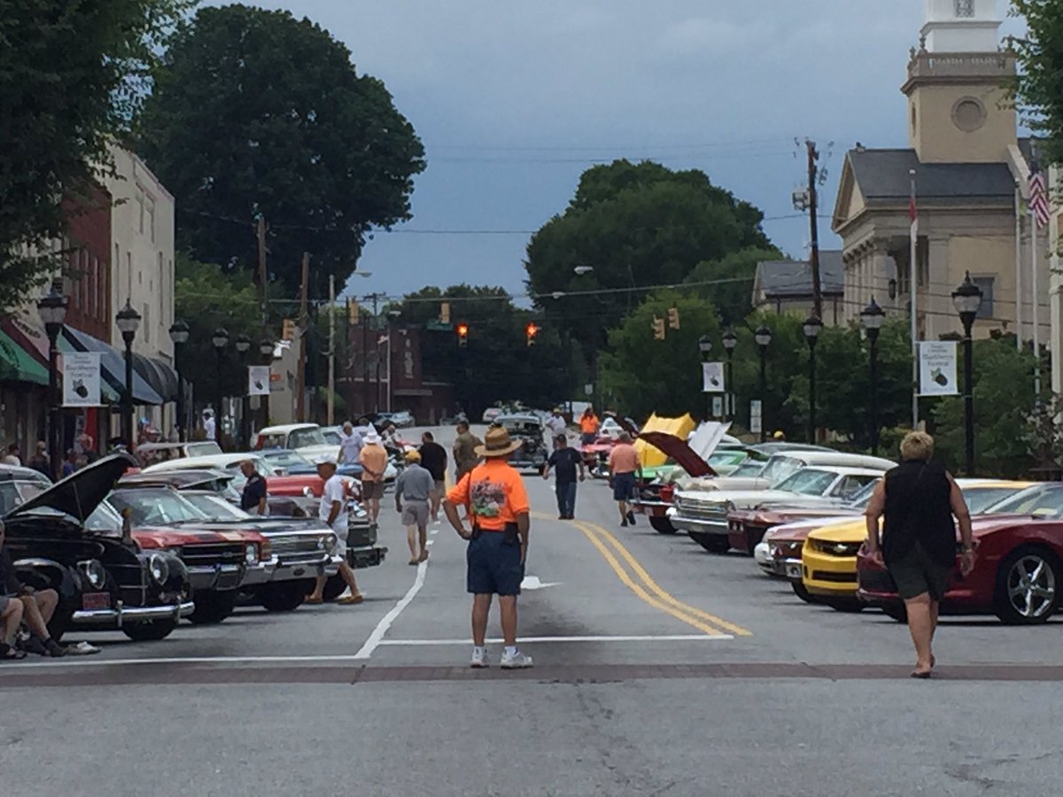 Andersconst's tweet photo. Downtown Lenoir NC Cruise In. Great turnout for the 4th of July. #hagertyinsurance #classiccars https://t.co/aaZYkwFaEL