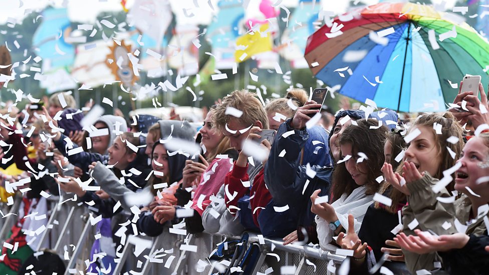 bbcglasto's tweet photo. Head to @BBCTwo in 5 minutes to see Glastonbury 2016's highlights - all mashed up into one long, lovely show 😘 📺 https://t.co/SZCpM21UGI