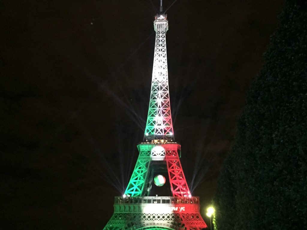 ActuFoot_'s tweet photo. La Tour Eiffel sous les couleurs de l'Italie ce soir... #ITA https://t.co/MXyvovmxli